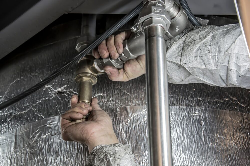 Plumber fitting and tightening pipe connections